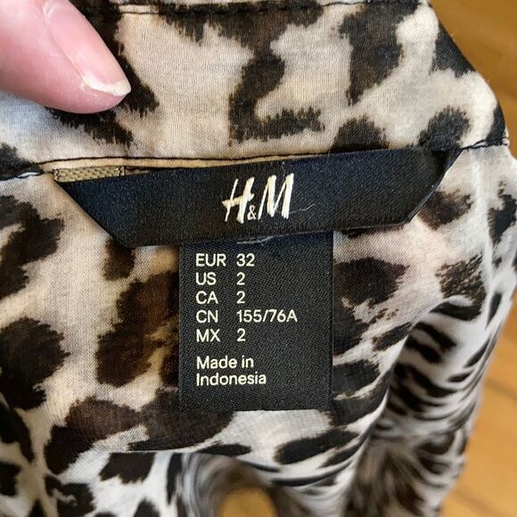3/$20 H&M Sleeveless Cheeta Print Buttondown - Picture 7 of 8